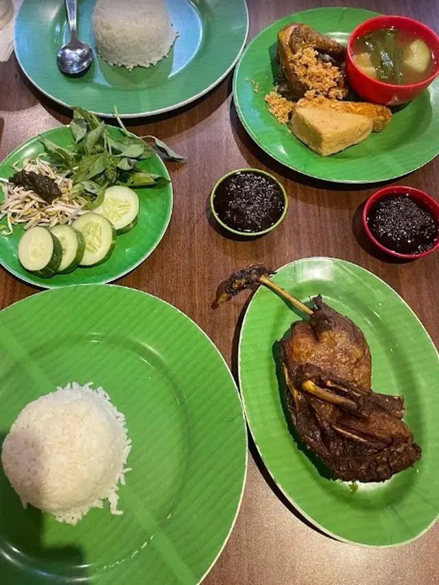 Mak Kuring Ayam Bebek Goreng Bumbu Hitam (Google Maps/Reza Ardiansyah)