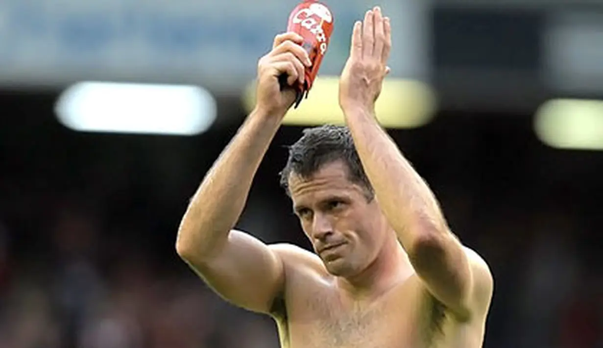 Bek senior Liverpool Jamie Carragher memberi sambutan ke fans seusai partai Liga Premier kontra Blackpool di Anfield pada 3 Oktober 2010. AFP PHOTO/ANDREW YATES