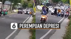 Aksi perempuan berjalan santai di tengah jalan menuju destinasi wisata Telaga Sarangan, Kabupaten Magetan, Jawa Timur membuat jalanan sempat macet dan terhambat.
