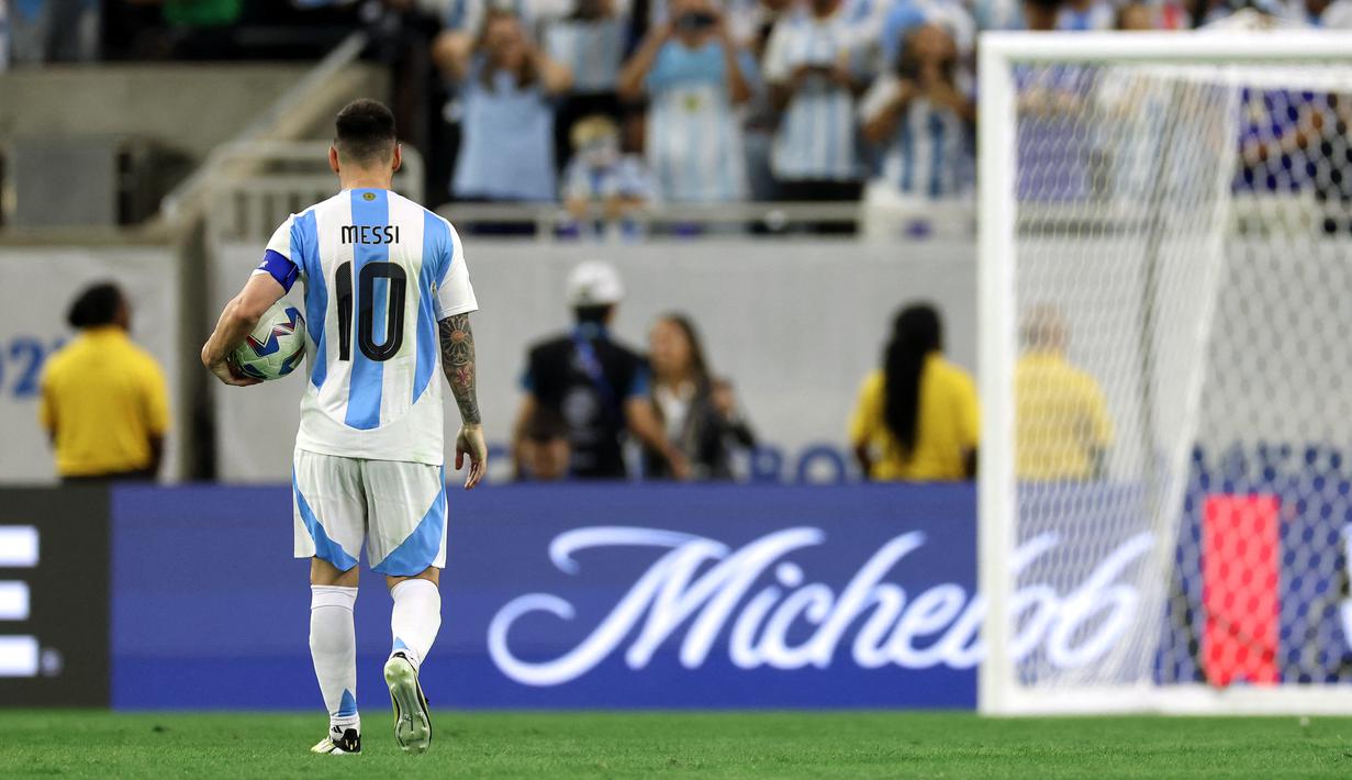 Lionel Messi gagal menjalankan tugasnya sebagai eksekutor pertama bagi Argentina. (CHARLY TRIBALLEAU / AFP)