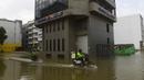 Pengendara sepeda motor melewati jalan yang banjir setelah hujan muson lebat di Karachi (26/7/2022). Keadaan darurat cuaca diumumkan di Karachi karena hujan muson yang lebih deras dari biasanya terus melanda kota terbesar di Pakistan, membanjiri rumah-rumah dan membuat jalan-jalan tidak dapat dilalui. (AFP/Asif Hassan)