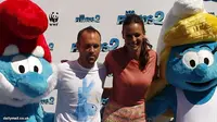 Wuih... Iniesta Isi Liburan Bersama Model Seksi di Desa Smurfs