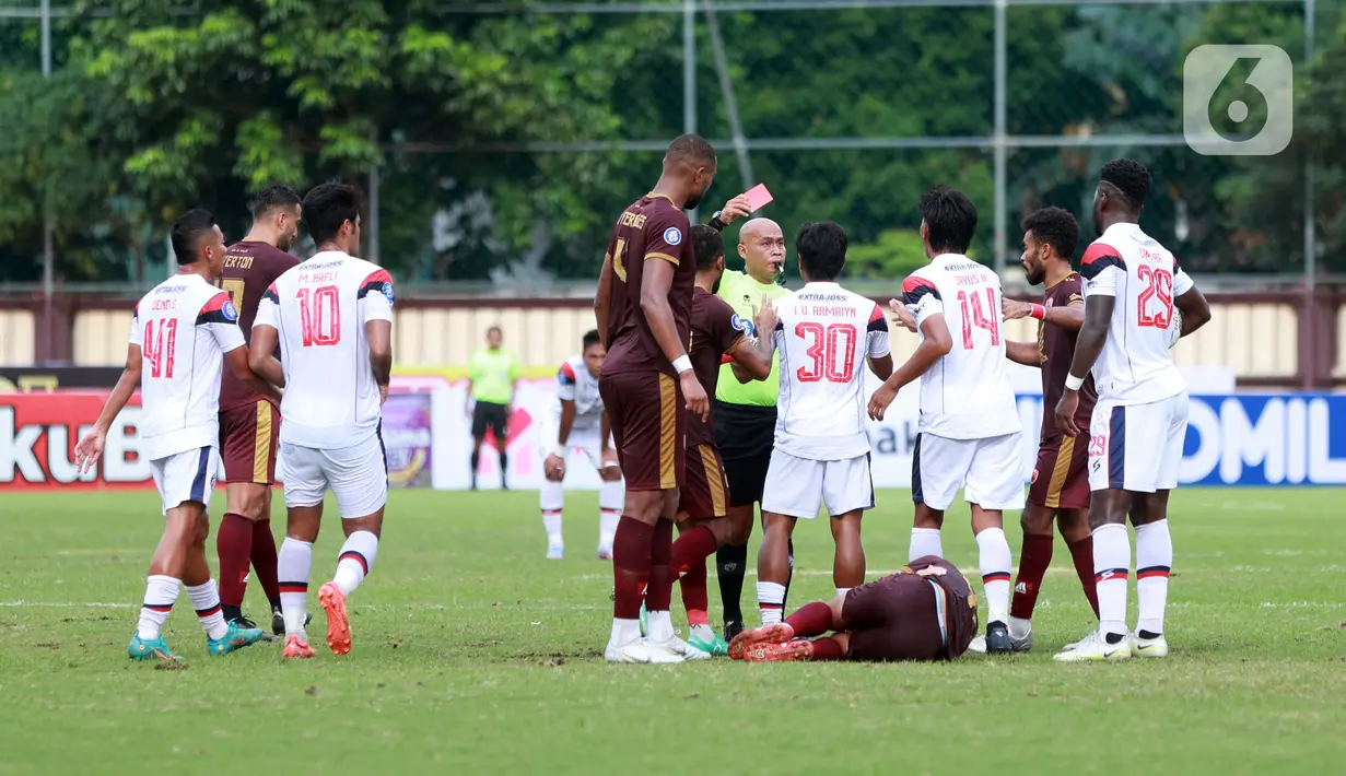 Wasit memberikan kartu merah kepada pemain Arema FC, Jayus Hariono, saat melawan PSM Makassar pada laga BRI Liga 1 di Stadion PTIK, Jakarta, Sabtu (4/2/2023). PSM Makassar menang dengan skor 1-0. (Bola.com/M. Iqbal Ichsan)