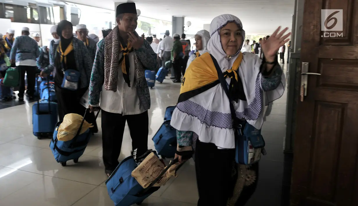 Jemaah haji kloter 2 asal Provinsi Banten tiba di Asrama Haji Pondok Gede, Jakarta, Rabu (29/8). Dalam kloter ini tercatat tidak ada jemaah haji yang sakit ataupun meninggal dunia saat menunaikan ibadah di Mekkah. (Merdeka.com/Iqbal S. Nugroho)