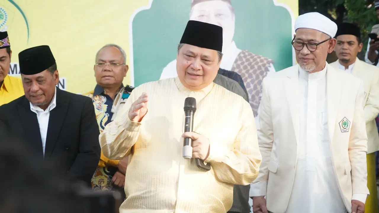 Ketua Umum Partai Golongan Karya (Golkar), Airlangga Hartarto merayakan hari raya Idul Adha dengan keluarga para kadernya, yang diawali dengan salat ied di Masjid Ainul Hikmah, DPP Partai Golkar, Jakarta.