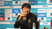 Pelatih Timnas Indonesia, Shin Tae-yong pada sesi konferensi pers jelang pertemuan kontra Palestina di FIFA Matchday hari Selasa (13/06/2023) malam WIB. (Aditya Wany/Bola.com)