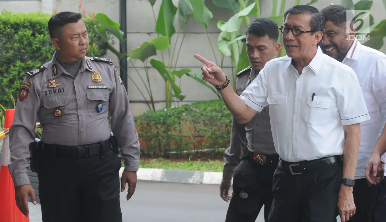 Menteri Hukum dan HAM, Yasonna Hamonangan Laoly (kanan) memenuhi panggilan penyidik KPK di Jakarta, Selasa (25/7/2019). Yasonna Laoly diperiksa sebagai saksi untuk tersangka mantan anggota DPR RI, Markus Nari terkait kasus dugaan korupsi proyek pengadaan e-KTP.  (merdeka.com/Dwi Narwoko)