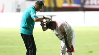 Pemain Persipura Jayapura, Ferinando Pahabol mendapat perawatan dari Official Tim pada laga grup E Piala Jenderal Sudirman di Stadion Maguwoharjo, Sleman, Minggu (13/12/2015) (Bola.com/Nicklas Hanoatubun) 