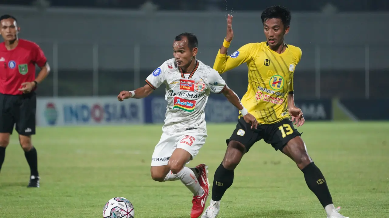 Winger Persija Jakarta, Riko Simanjuntak dengan gelandang Barito Putera, Bayu Pradana.