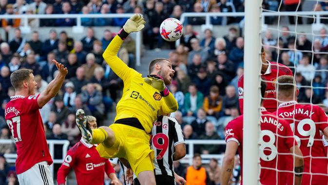 Newcastle United gagal mencetak gol pada babak pertama. Tim tamu bisa menjaga kedudukan imbang berkat kepiawaian kiper David De Gea. (AP Photo/Jon Super)