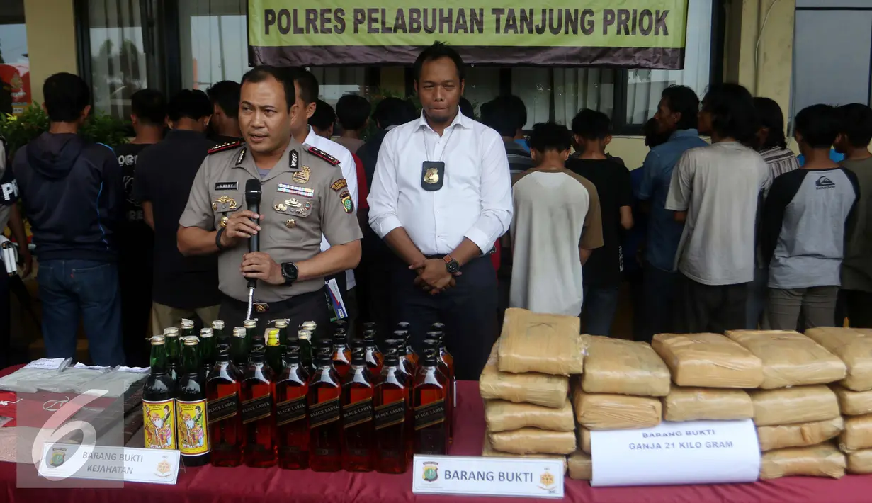 Polisi memberikan keterangan saat rilis di Polres Metro Pelabuhan Tanjung Priok, Kamis (27/10). Dalam rangka Pilkada DKI 2017 Polres Pelabuhan Tanjung Priok telah menggagalkan sejumlah kejahatan narkotika dan premanisme. (Liputan6.com/Gempur M. Surya)