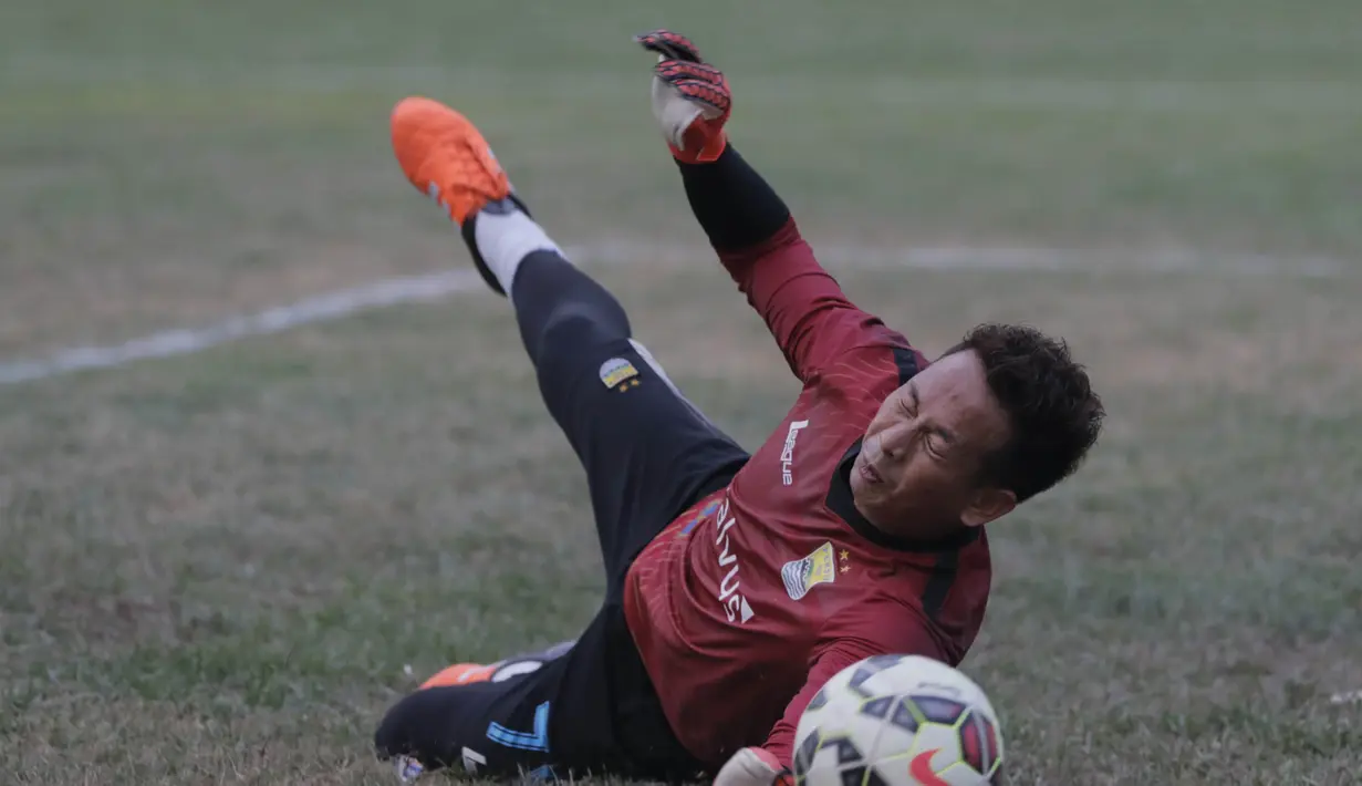 Kiper Persib, Made Wirawan menepis bola saat latihan jelang semi final Piala Presiden melawan Mitra Kukar di Stadion Aji Imbut, Tenggarong, Kaltim, Sabtu (3/10/2015). (Bola.com/Vitalis Yogi Trisna)