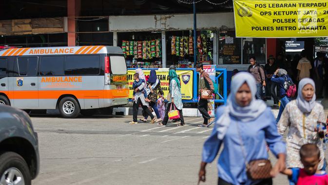 Sejumlah pemudik berjalan keluar terminal setibanya di Terminal Bus Kampung Rambutan, Jakarta Timur, Minggu (9/6/2019). Jumlah penumpang yang memasuki terminal Kampung Rambutan dalam arus balik Lebaran 2019 diperkirakan bakal memuncak pada Minggu (9/6) ini. (Liputan6.com/Faizal Fanani)