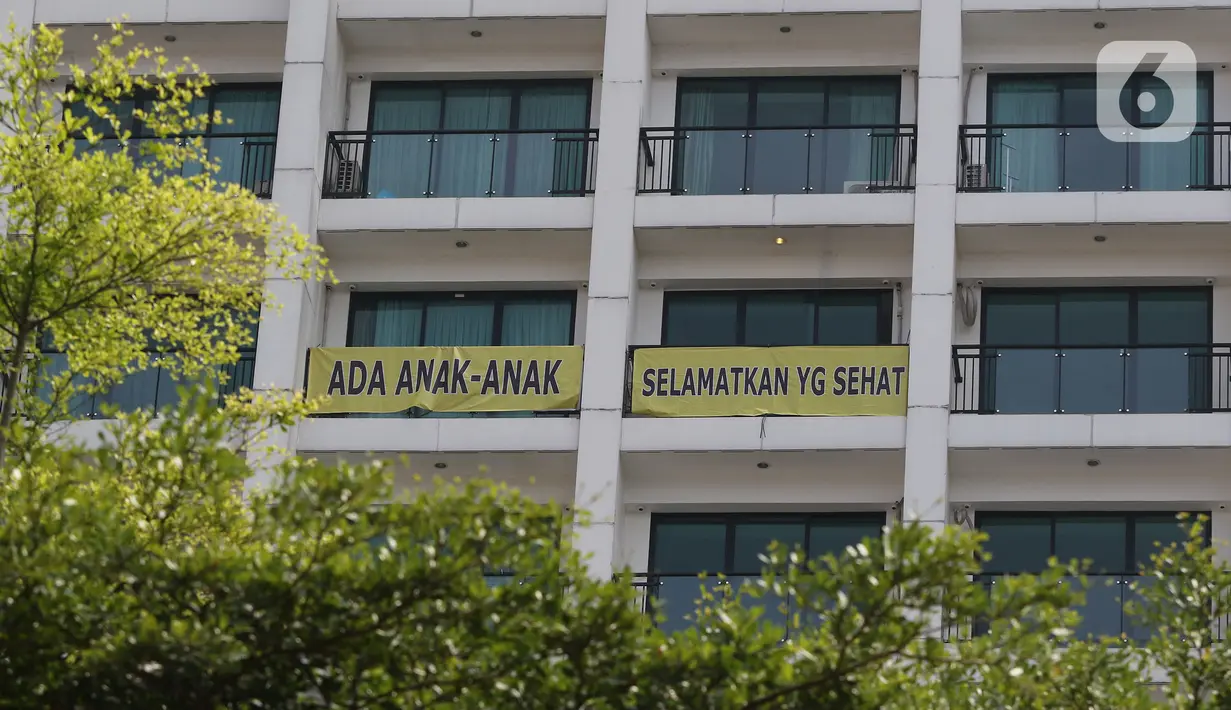 Spanduk penolakan RS darurat COVID-19 terpasang di Apartemen Nine Residence, Lippo Plaza Mampang, Jakarta, Minggu (5/4/2020). Mereka keberatan dan menolak pembangunan dan pengoperasian RS pasien COVID-19 di sebagian Lippo Plaza Mampang yang ada dalam satu kawasan. (Liputan6.com/Herman Zakharia)