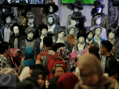 Suasana keramaian pengunjung salah satu Booth Indonesia Fashion Week hari Kedua di Jakarta Convention Centre (JCC), Jumat (11/3). Ajang Fashion Bergengsi ini berlangsung hingga 13 maret 2016. (Liputan6.com/Johan Tallo)