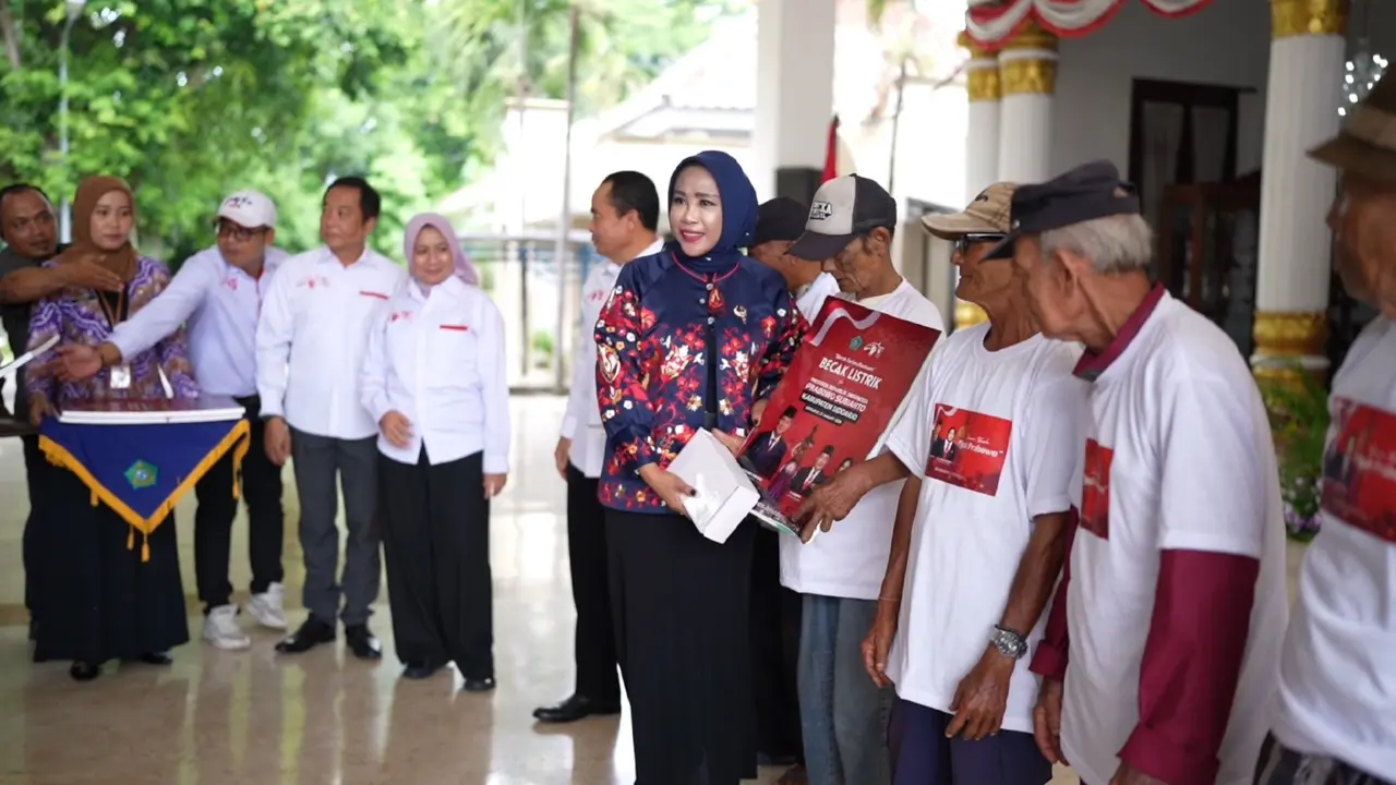 Para penarik becak di Kabupaten Sidoarjo, Jawa Timur gembira karena menerima bantuan becak listrik