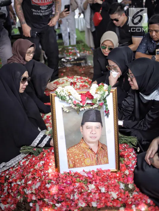 Kesedihan Olla Ramlan dan keluarga di samping makam sang ayahanda, Muhammad Ramlan di TPU Tanah Kusir, Jakarta Selatan, Selasa (5/6). Ayahanda Olla Ramlan meninggal di usia 72 tahun akibat kanker dan liver yang dideritanya. (Liputan6.com/Faizal Fanani)