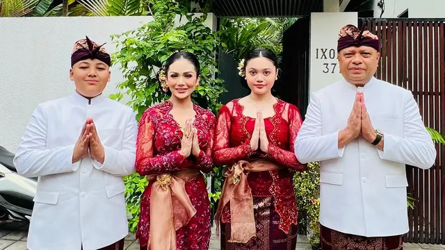 Keluarga Anang Hermansyah dan Raul Lemos (Foto: Instagram @krisdayantilemos)