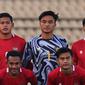 Kiper Timnas Indonesia U-23, Ernando Ari Sutaryadi (tengah atas), saat menjadi starter melawan Australia U-23 di laga kedua Grup G Kualifikasi Piala Asia U-23 2022, Jumat (29/10/2021). (Dok. PSSI)