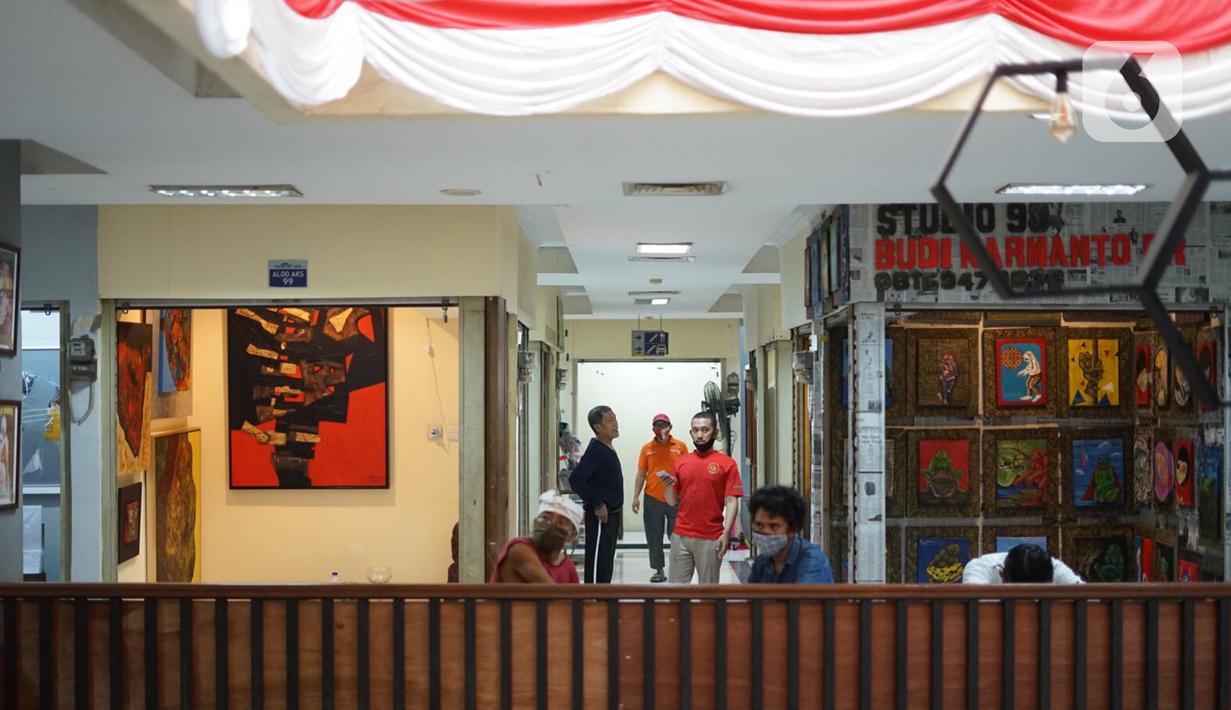 Suasana Pasar Gembrong Baru di Jalan Jenderal Basuki Rachmat, Jakarta Timur, Minggu (16/8/2020). Pasar yang dulu diisi kios-kios mainan anak dan boneka tersebut kini berubah wajah menjadi galeri bagi para perupa, barang antik, hingga buku-buku lawas. (Liputan6.com/Immanuel Antonius)