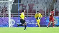 Kiper Timnas Indonesia U-20, Daffa Fasya, saat melawan Guatemala pada laga mini turnamen di Stadion Utama Gelora Bung Karno (SUGBK), Senayan, Jakarta, Selasa (21/2/2023). (Bola.com/M Iqbal Ichsan)