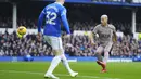 <p>Pemain Tottenham Hotspur, Richarlison (kanan) mencetak gol pertama timnya ke gawang Everton pada laga lanjutan Liga Inggris 2023/2024 Goodison Park stadium, Liverpool, Inggris, Minggu (04/02/2024) dini hari WIB. (AP Photo/Jon Super)</p>