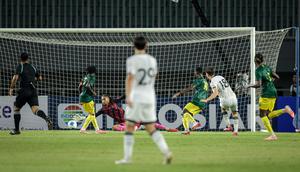 Striker Timnas Indonesia U-22, Mauro Zijlstra mencetak gol ke gawang Timnas Mali U-22 dalam laga uji coba di Stadion Pakansari, Bogor, Selasa (15/11/2025). (Bola.com/Bagaskara Lazuardi)