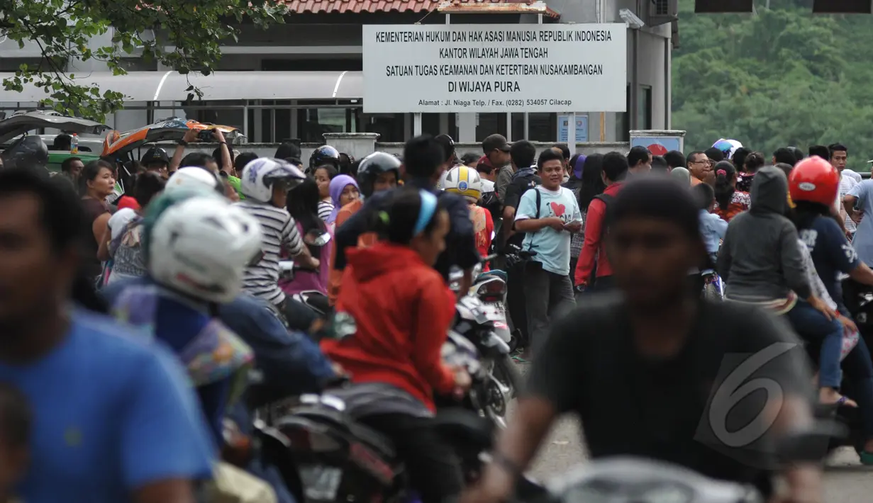 Ratusan warga berbondong-bondong memadati Dermaga Wijayapura, Cilacap, Jawa Tengah, Kamis (5/3/2015). Mayoritas mereka merasa penasaran dan ingin menyaksikan suasana di dermaga penyeberangan itu. (Liputan6.com/Johan Tallo)