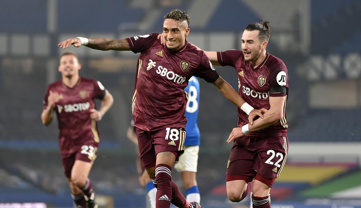 Gelandang Leeds United, Raphinha (kiri), merayakan gol bersama rekannya dalam laga lanjutan Liga Inggris 2020/21 melawan Everton di Goodison Park Stadium, Sabtu (28/11/2020) waktu setempat. Leeds United menang 1-0 atas Everton. (AFP/Peter Powell/Pool)