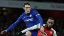 Pemain Arsenal, Alexandre Lacazette berebut bola dengan pemain Chelsea, Andreas Christensen pada laga leg kedua babak semifinal Piala Liga di Stadion Emirates, Kamis (25/1). Tiket final Piala Liga jatuh ke tangan Arsenal usai menang 2-1. (AP/Matt Dunham)