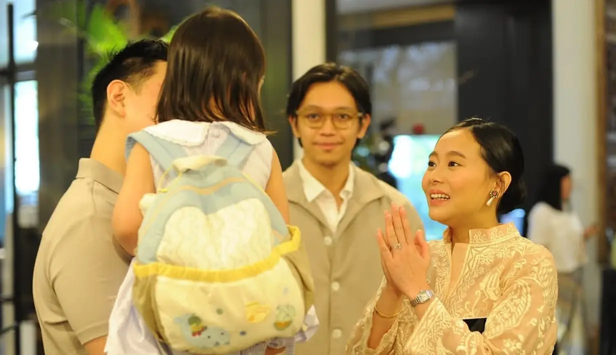 Melengkapi tampilannya dengan anting-anting silver senada dengan jam tangannya. Wajahnya dipulas blush on pink senada dengan lipstiknya. Rambutnya ditata sanggul modern tanpa hiasan.  [@ferrysal1m]