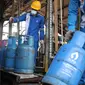 Pekerja tengah merapihkan dan mengisi tabung gas LPG 12 kg di Terminal pengisian Gas Pertamina, Jakarta. (Liputan6.com/Angga Yuniar)