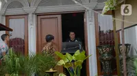 Petugas menyita hewan yang diawetkan (offset) saat penggeledahan terhadap rumah tersangka penodongan pelajar SMA menggunakan senjata api, Abdul Malik di kawasan Kemang, Kamis (26/12/2019). Offset hewan-hewan itu kemudian disita polisi untuk penyelidikan lebih lanjut.(merdeka.com/Imam Buhori)