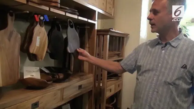Tim O’Brien, warga Amerika yang menetap di Portland, telah 20 tahun menjalani bisnis furnitur dengan memakai kayu bekas dari Indonesia.