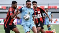 Striker Persela, Jose Wilkson berduel dengan pemain Persipura. (Twitter Persela)