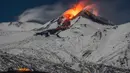 Aliran lava dalam jumlah besar terlihat jelas dari Sisilia, berasal dari kawah tenggara gunung berapi tertinggi dan paling aktif di Eropa. (AP Photo/Etnawalk, Giuseppe Di Stefano)