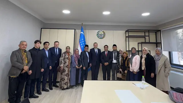 Tim Delegasi 1.000 Cahaya Indonesia berpose bersama Deputi Gubernur Samarkand