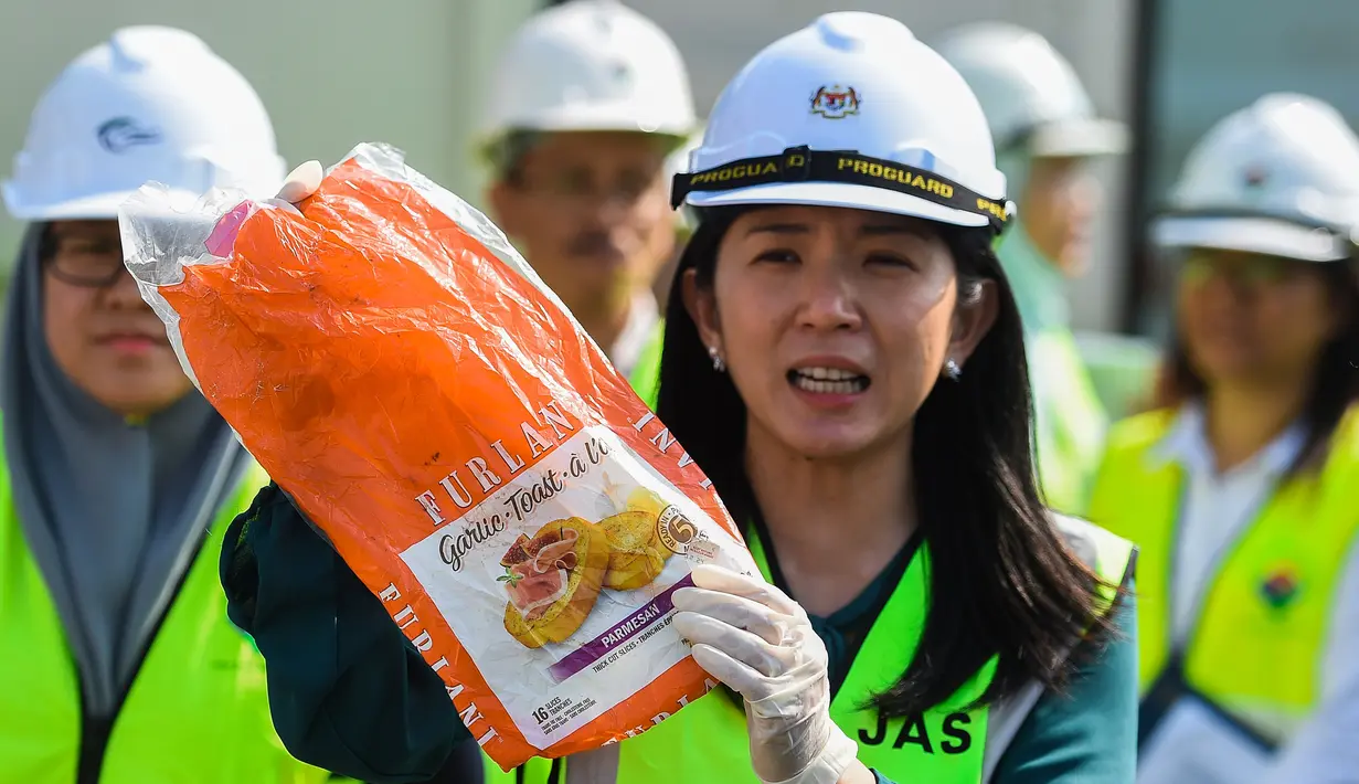 Menteri Energi, Ilmu Pengetahuan, Teknologi, Lingkungan dan Perubahan Iklim (MESTECC) Yeo Bee Yin (tengah) menunjukkan contoh limbah plastik dari Australia yang akan dikembalikan ke negara asal di Port Klang, sebelah barat Kuala Lumpur, Malaysia, Selasa (28/5/2019). (Mohd RASFAN/AFP)