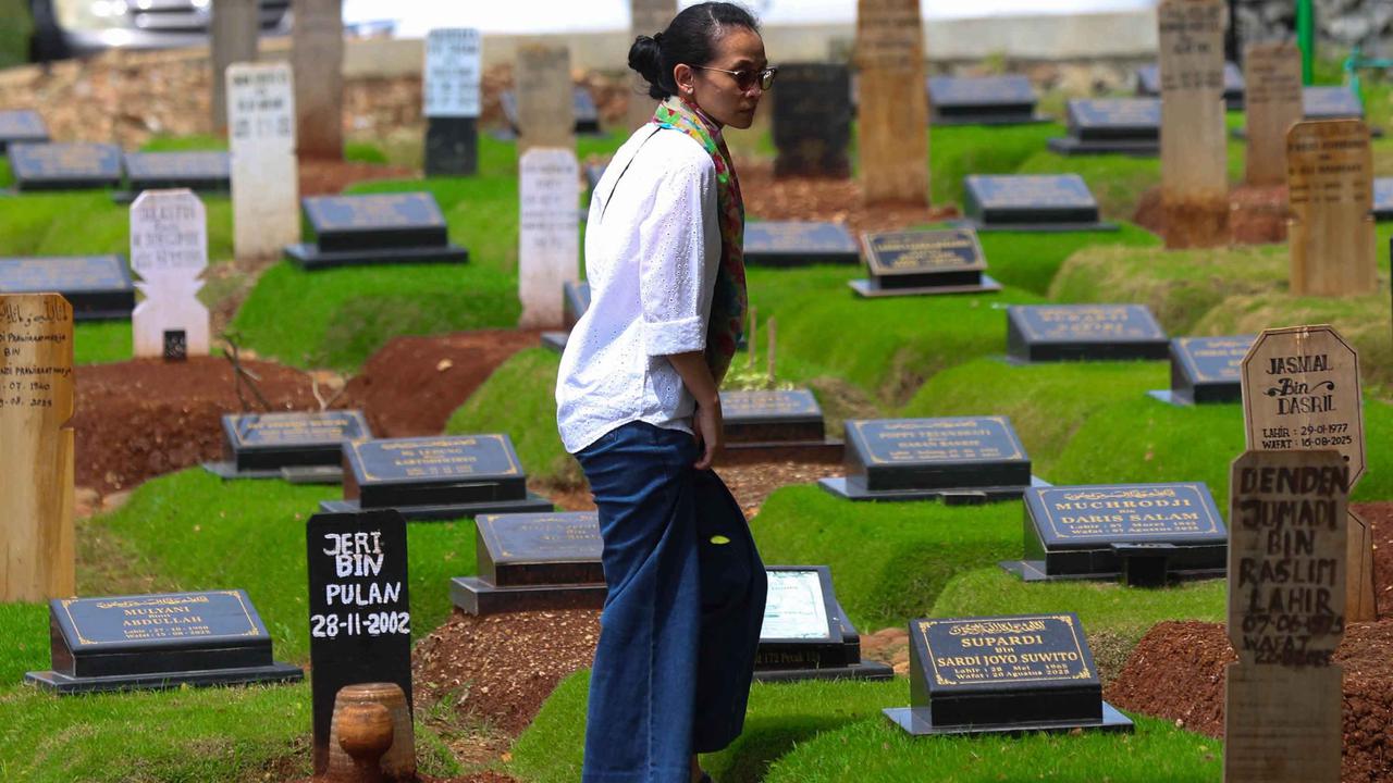 FOTO: Jakarta Krisis Makam: Warga Terpaksa Gunakan Sistem Tumpang