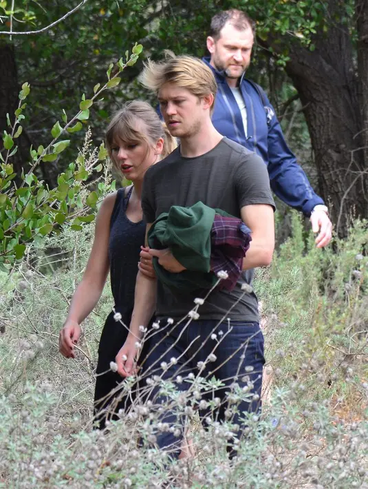 Meski dikawal oleh seorang bodyguard, Joe dan TayTay tetap bicara dengan rileks dan intens. (Splash News)