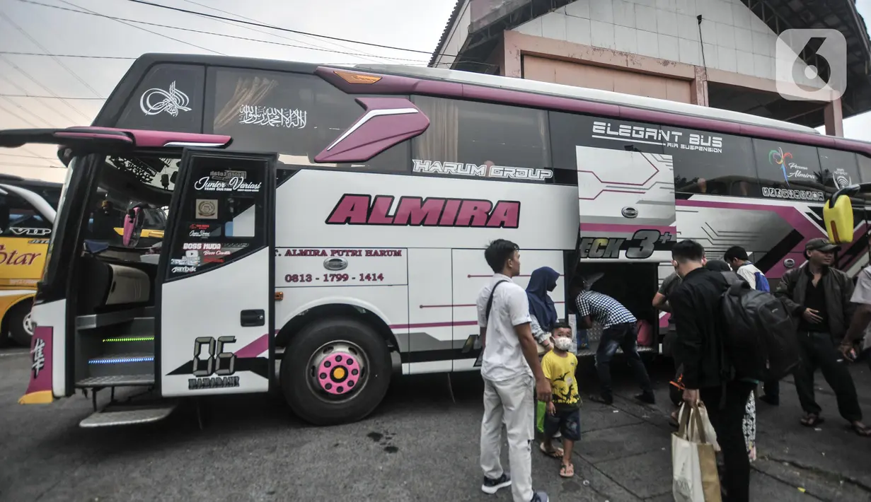 <p>Calon penumpang menaiki bus AKAP di Terminal Kampung Rambutan, Jakarta, Senin (25/4/2022). Memasuki H-7 Idul Fitri 1443 H, ribuan pemudik mulai memadati Terminal Kampung Rambutan dengan tujuan berbagai kota di Jawa, Sumatera, dan Bali. (merdeka.com/Iqbal S. Nugroho)</p>