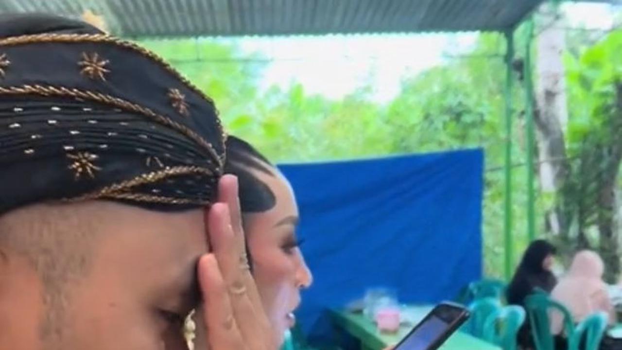 Tak hanya itu, melihat istrinya bekerja di hari pernikahan, suaminya bahkan sampai tepuk jidat.