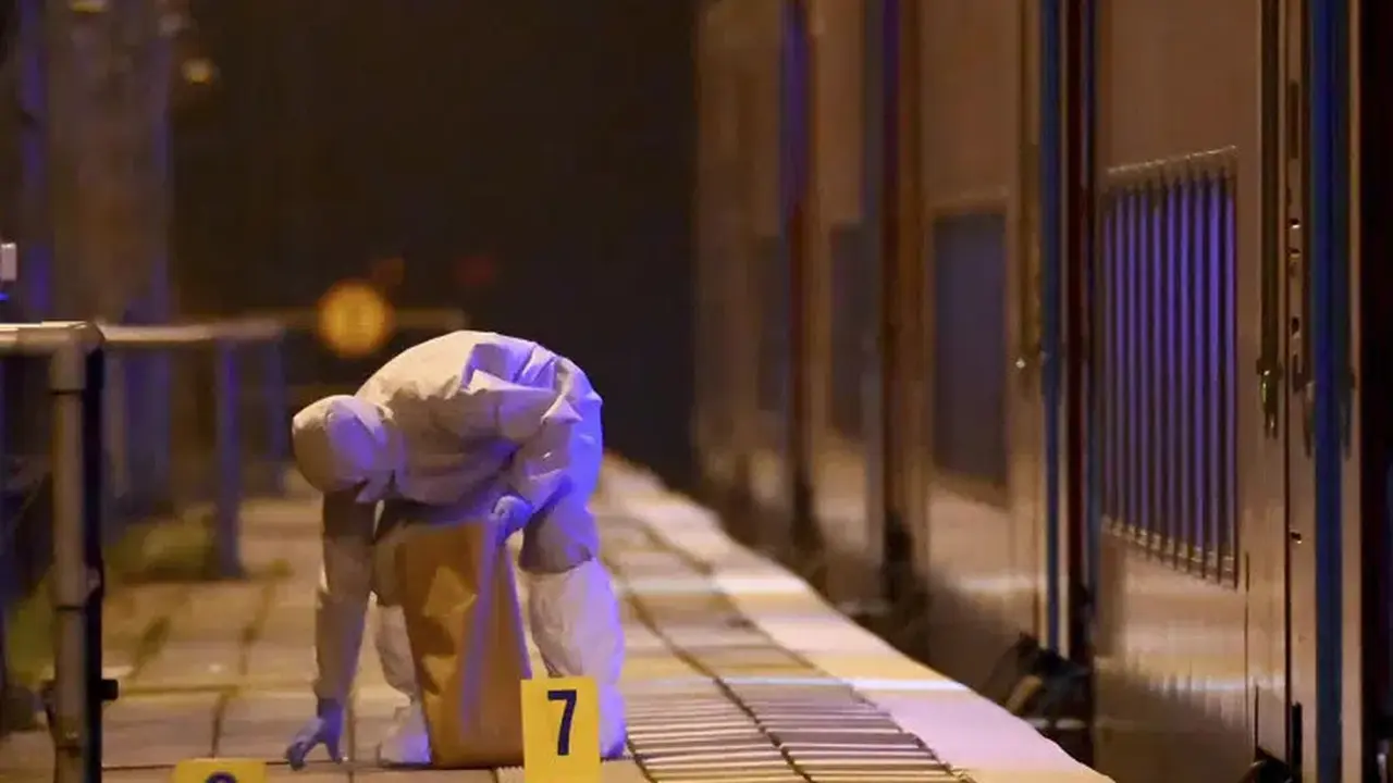 Staf forensik di peron lokasi penikaman fatal dua orang di kereta api di Jerman utara, sesaat sebelum kereta regional yang berangkat dari Kiel ke Hamburg tiba di stasiun Brokstedt. (Jonas Walzberg/AP)