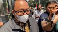 Ketua Komisi D DPRD Jawa Tengah, Alwin Basri yang juga suami dari Wali Kota Semarang Hevearita Gunaryanti Rahayu alias Mbak Ita mengaku sudah menerima SPDP dari KPK. Alwin dan Mbak Ita hari ini, Selasa (30/7/2024) diperiksa KPK terkait dugaan korupsi di Pemkot Semarang. (Merdeka.com)