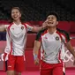 Ganda putri Indonesia Apriyani Rahayu (kanan) dan Greysia Polii berselebrasi setelah menang atas pasangan China pada final badminton ganda putri Olimpiade Tokyo 2020 di Musashino Forest Sport, Senin (2/8/2021). (Alexander NEMENOV/AFP)