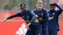 Pemain Manchester United, Paul Pogba, bercanda dengan Andreas Pereira saat latihan di Kompleks Carrington, Manchester, Selasa (2/10/2018). Latihan ini persiapan jelang laga Liga Champions melawan Valencia. (AFP/Lindsey Parnaby)