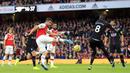 Bek Arsenal, Sokratis Papastathopoulos, melepaskan tendangan ke gawang Crystal Palace pada laga Premier League 2019 di Stadion Emirates, Minggu 927/10). Kedua tim bermain imbang 2-2. (AP/Leila Coker)