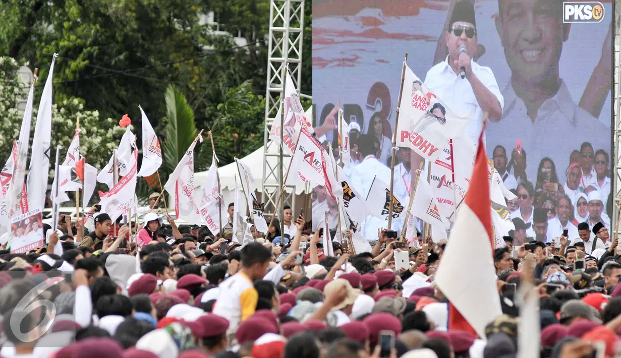 Massa pendukung Cagub dan Cawagub DKI Jakarta, Anies-Sandi memadati Lapangan Banteng, Jakarta, Minggu (5/2). Prabowo hadiri kampanye akbar pasangan Cagub DKI Jakarta, Anies-Sandi. (Liputan6.com/Yoppy Renato)