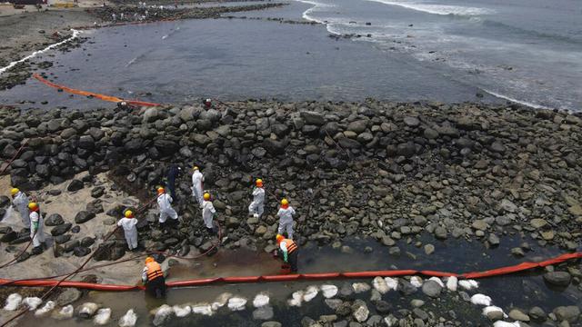 FOTO: Pembersihan Minyak dari Pantai di Peru Masih Berlanjut