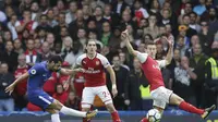 Gelandang Chelsea Pedro Rodriguez melepaskan tendangan ke gawang Arsenal yang dikawal Petr Cech. (AP Photo/Tim Ireland)